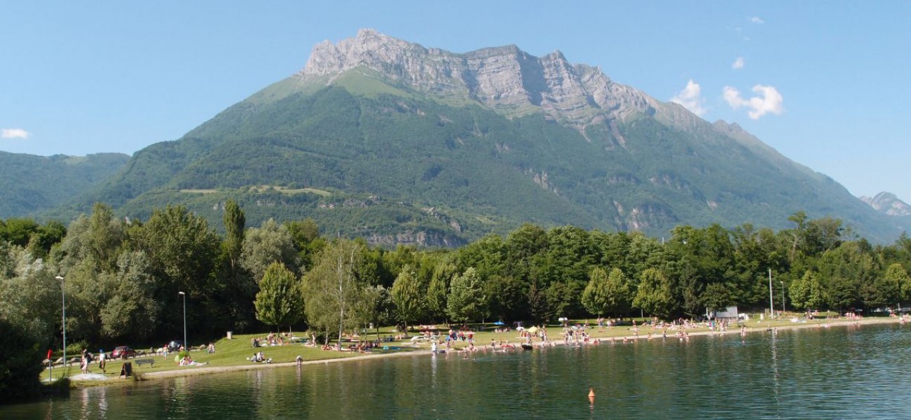 camping Savoie Arclusaz in de Bauges met het Lac de Carouge