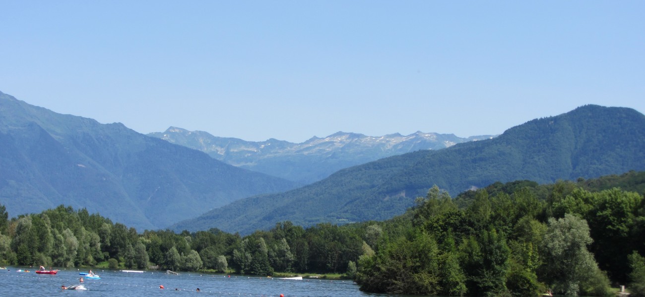 Kamperen in de Alpen - Het meer en het Belledonne-massief