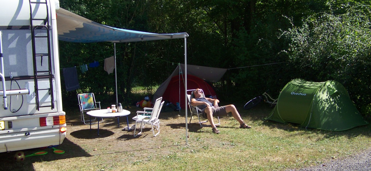 Tent op een grote camping aan het Lac de Carouge